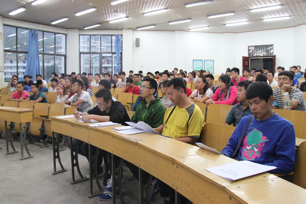 指导教师和实习生在认真聆听