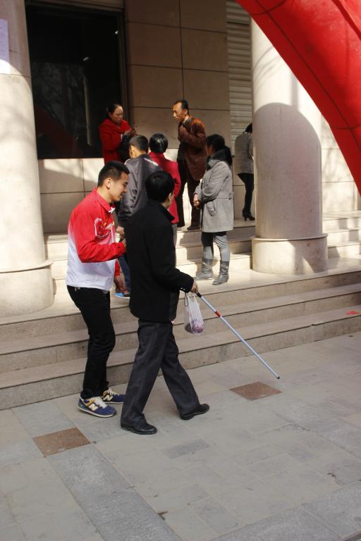 为盲人带路
