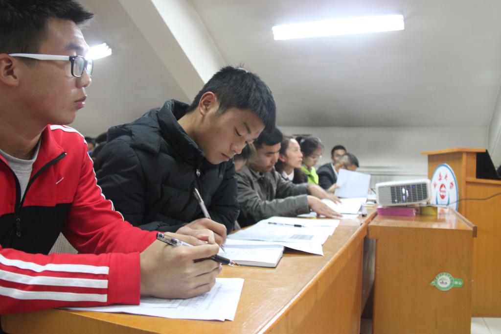 答辩评委聆听汇报