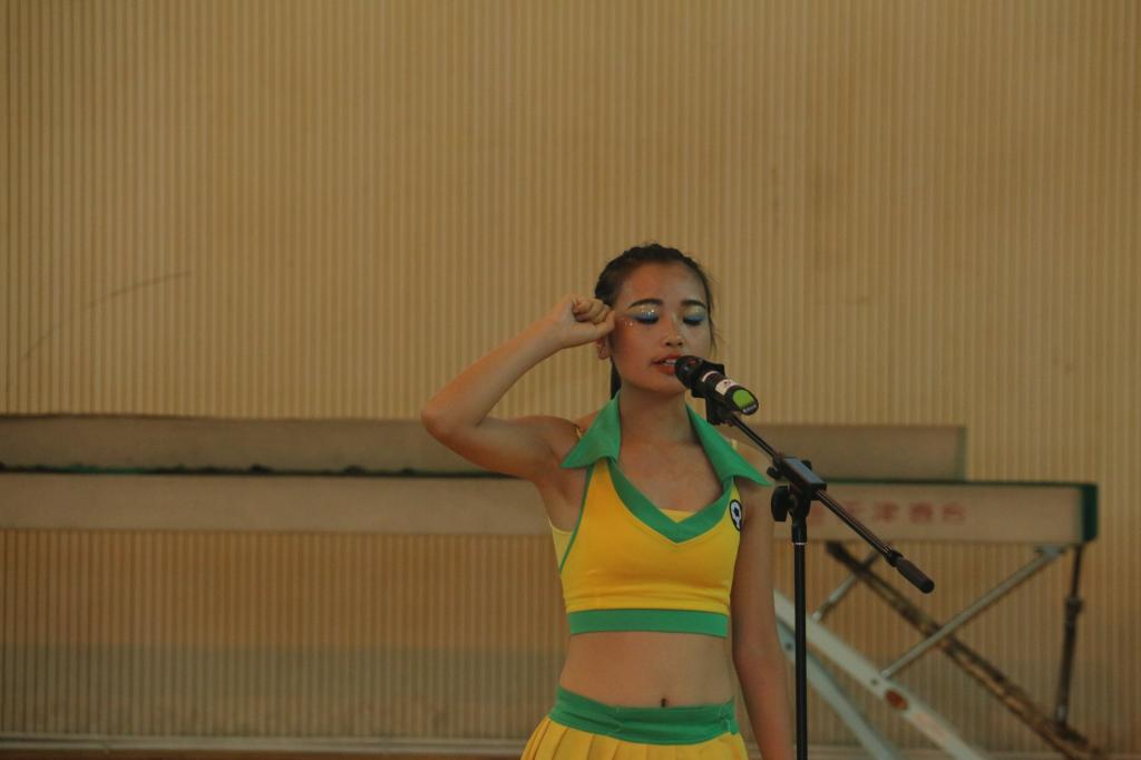 外国语学院张万琳同学代表全体运动员宣誓