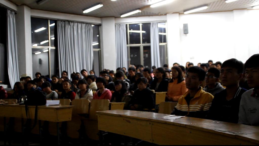 同学们认真听讲