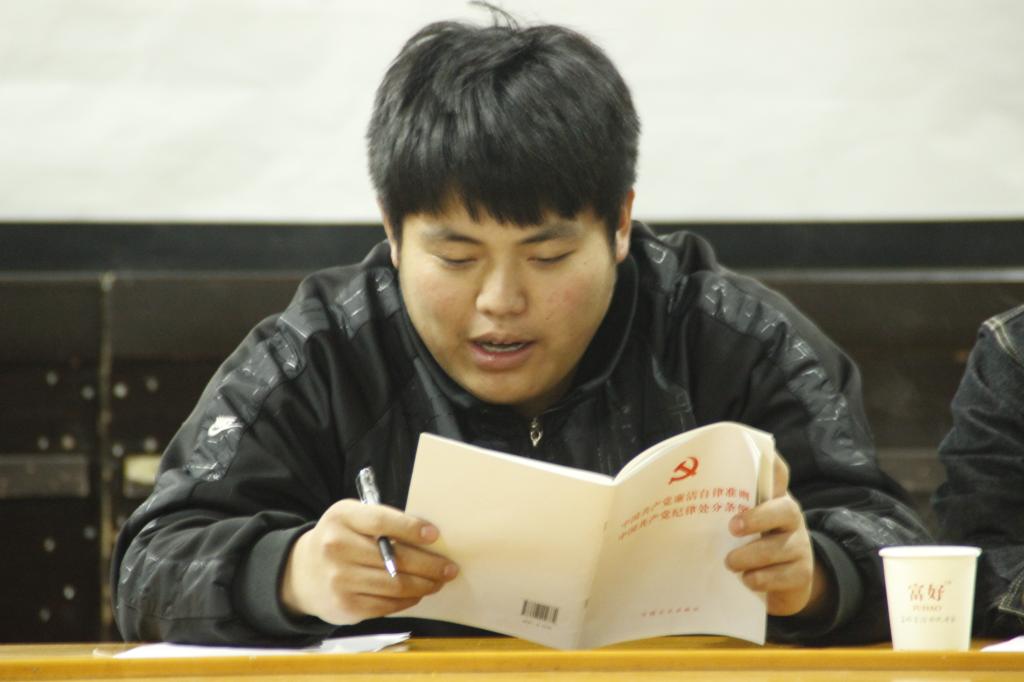 学生党员代表带领全体党员学习