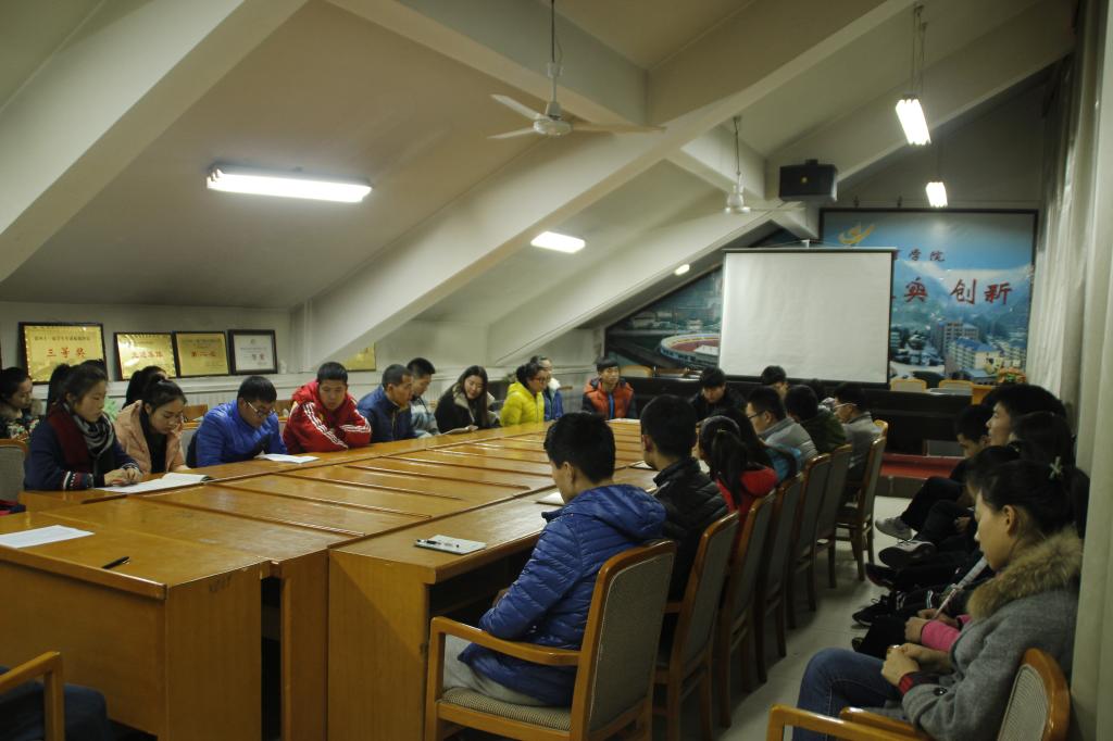 党员学习讨论现场